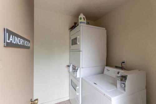 - un réfrigérateur-congélateur blanc installé dans une pièce dans l'établissement Western Welcome, à Sun Valley