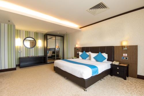 Krevet ili kreveti u jedinici u okviru objekta Kinta Riverfront Hotel & Suites