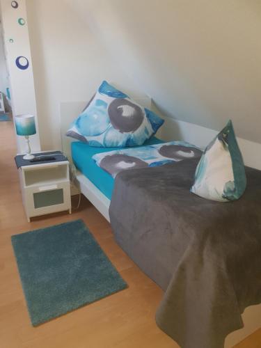 sypialnia z 2 łóżkami z poduszkami i dywanem w obiekcie Apartment w mieście Euskirchen