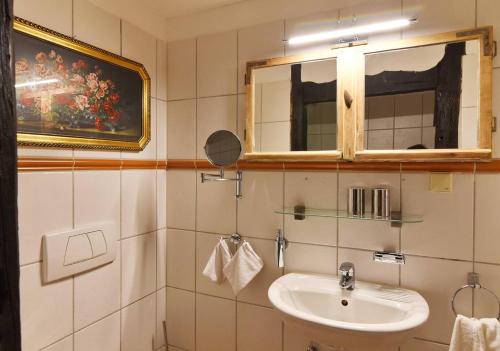 a bathroom with a sink and a mirror at Lavendelmond Ferien in Struchtrup