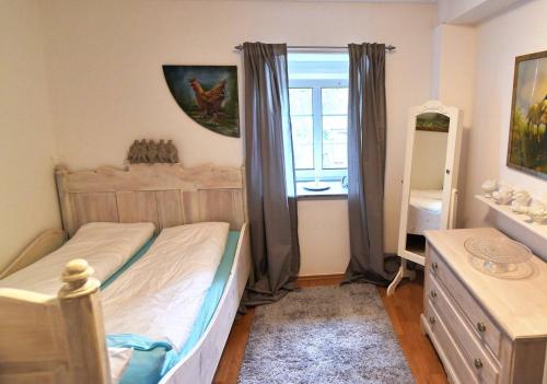 a small bedroom with a bed and a window at Lavendelmond Ferien in Struchtrup