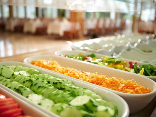 una mesa con tres bandejas de comida. en Hotel Riviera - Terme & Wellness Lifeclass, en Portorož