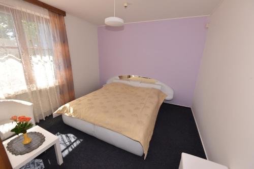 Una cama o camas en una habitación de Hotel Trilobit