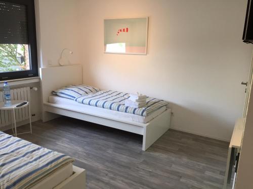 a small bedroom with a bed and a window at Zimmer nahe Messe und Flughafen in Düsseldorf