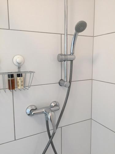 łazienka z prysznicem. w obiekcie Zimmer nahe Messe und Flughafen w mieście Düsseldorf
