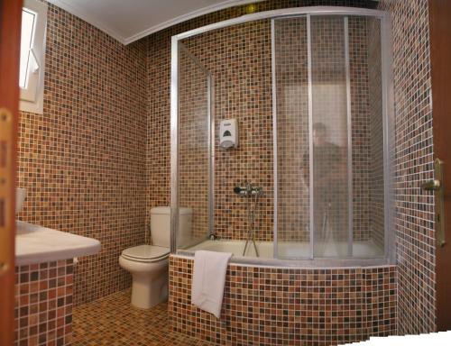 Ванна кімната в Malemi Organic Hotel