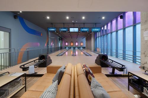 uma pista de bowling interior com uma pista de bowling em La Casa hotel Gwangmyeong em Gwangmyeong