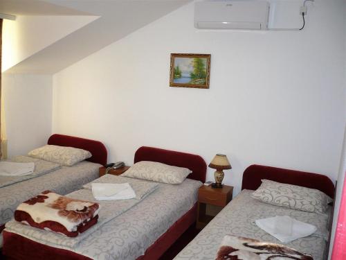 En eller flere senge i et værelse på Motel Stara Vrba