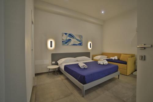 Tempat tidur dalam kamar di Baia Azzurra B&B