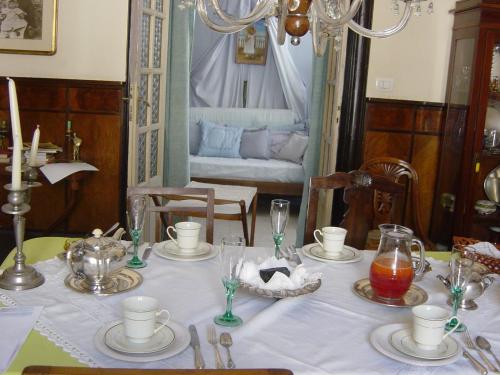 a dining room with a table with a white table cloth at Rosella Bianchi in Palermo