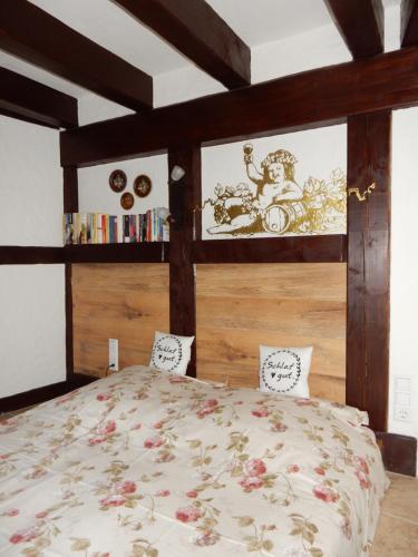 コッヘムにあるHaus Mosel-Oaseのベッドルーム1室(大型ベッド1台、木製ヘッドボード付)