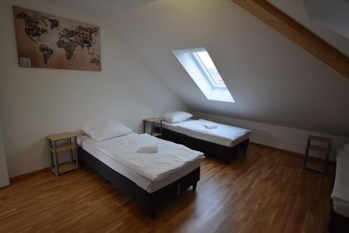 um quarto com duas camas e uma janela em AB Kornwestheim em Kornwestheim
