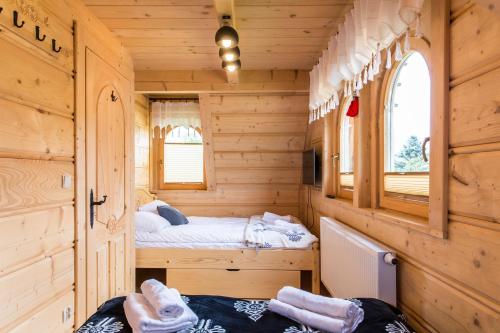 Habitación pequeña con 2 camas en una cabaña de madera en TatryTop Świerkowa Chata en Kościelisko