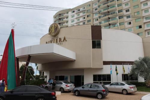 un hotel con coches estacionados frente a un edificio en Riviera Park Maria Bonita, en Caldas Novas