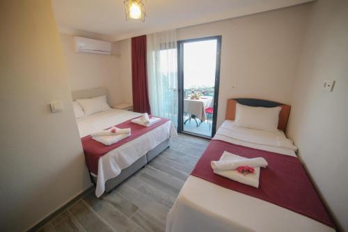 Tempat tidur dalam kamar di Assos Yalı Butik Otel Beach