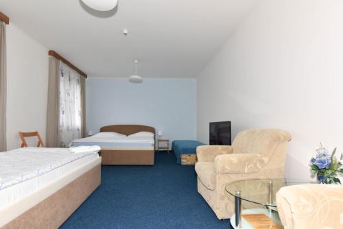 Una cama o camas en una habitación de Hotel Trilobit