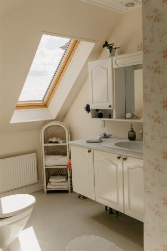 a bathroom with a sink and a window at Jungshoved Præstegård B&B in Præstø