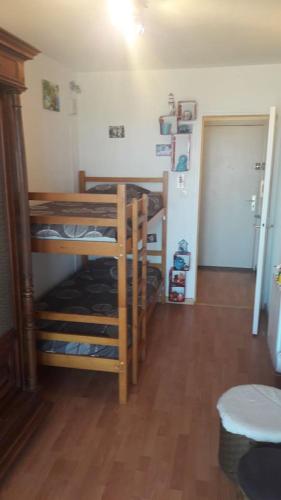 une chambre avec trois lits superposés dans une pièce dans l'établissement T3 Carnon, 1ère ligne 50m plage terrasse parking, à Mauguio