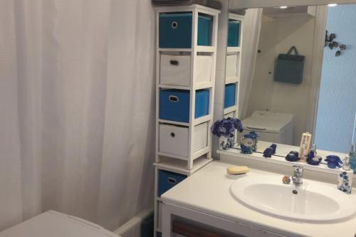 une salle de bain avec un lavabo et un miroir dans l'établissement T3 Carnon, 1ère ligne 50m plage terrasse parking, à Mauguio