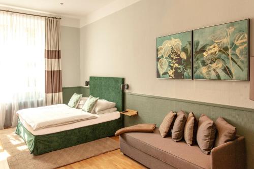 ベルリンにあるホテル エルバ アム クアフュルステンダム デザイン チャンバースのベッドルーム(ベッド1台、ソファ付)