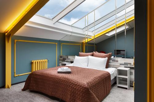 1 dormitorio con 1 cama grande en una habitación en Station Hotel Premier S10 en San Petersburgo