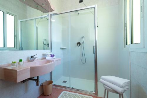 Hotel Terme Paradiso tesisinde bir banyo