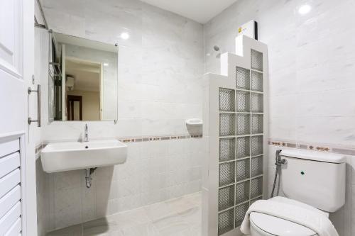 Un baño de Canary House Rachawong คานารี่ เฮ้าส์ ราชวงศ์