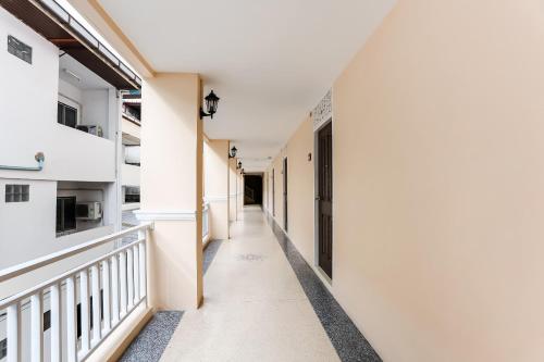 Una televisión o centro de entretenimiento en Canary House Rachawong คานารี่ เฮ้าส์ ราชวงศ์