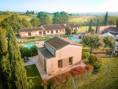 uma vista aérea de uma casa com piscina em La Sorgente em Capannoli