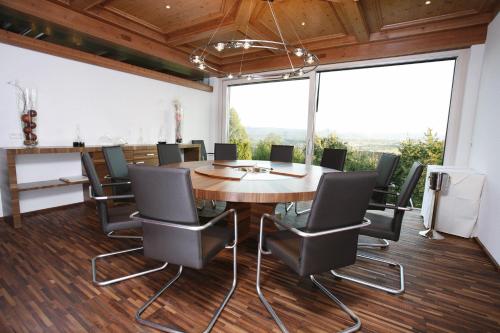 a conference room with a wooden table and chairs at Hotel Schönbuch in Pliezhausen