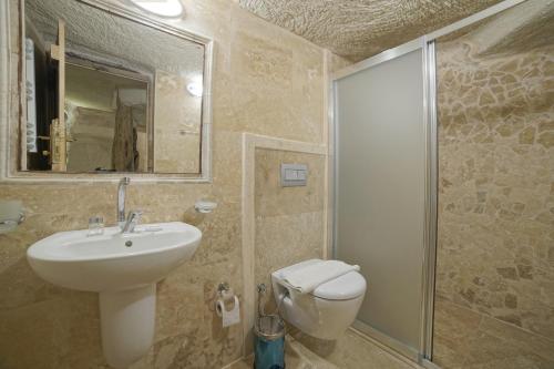 Bilik mandi di Melek Cave Hotel