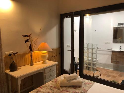 a bedroom with a bed and a desk with a window at Casa-Patio Axerquía in Córdoba