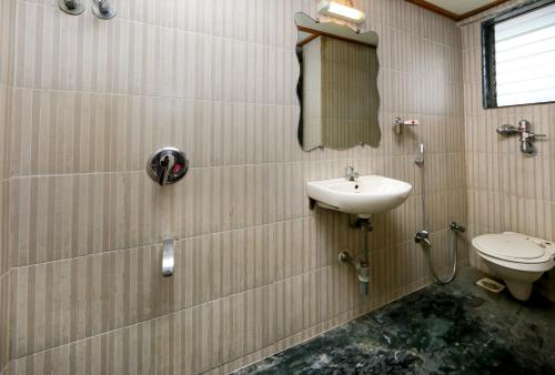 Vonios kambarys apgyvendinimo įstaigoje Lucky Hotel Goregaon