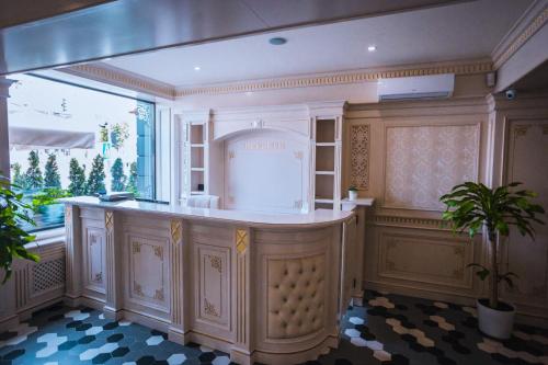 una cocina con isla en una habitación con ventana en HOTEL GLARIS, en Tîrgu Frumos