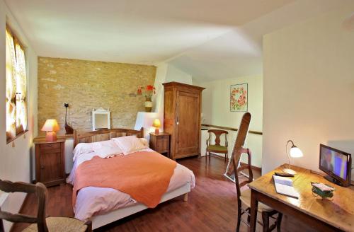 A bed or beds in a room at Auberge de Castel-Merle