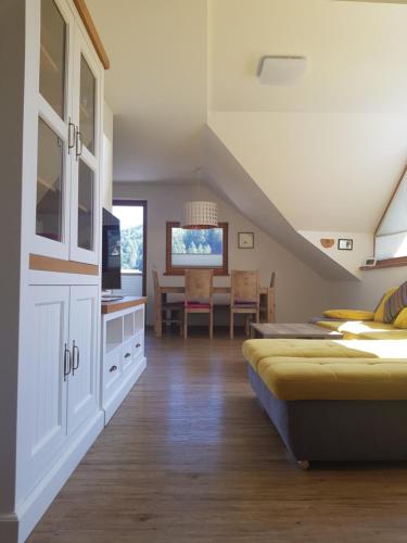 1 dormitorio con 2 camas y comedor en Apartments Katja, en Kranjska Gora