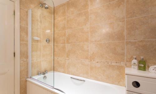 e bagno con doccia e vasca. di Thomas Fold Cottage ad Ambleside