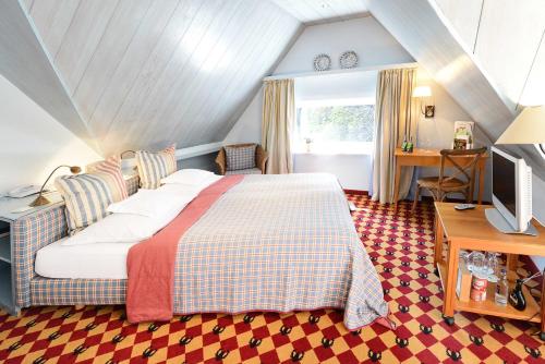 Romantik Hotel Jagdhaus Waldfrieden tesisinde bir odada yatak veya yataklar