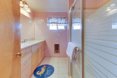 Ванная комната в Lopez Island Agate Beach Waterfront Home