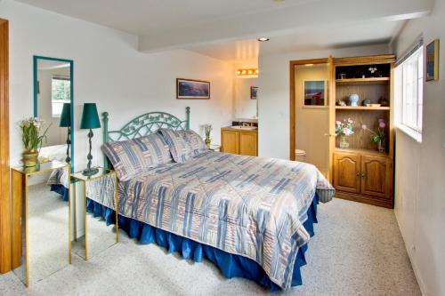 a bedroom with a bed and a kitchen at Flounder's Crib Condo in Lincoln City