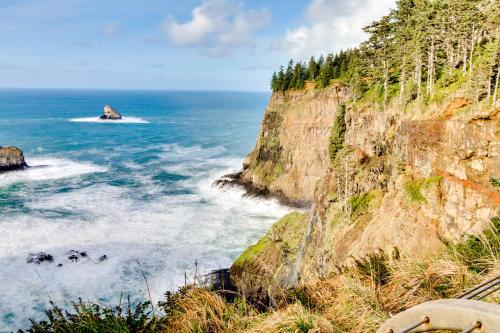a view of the ocean from a cliff at Berni's Ocean View Castle - The Potter's Wheel in Oceanside