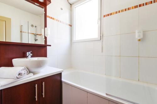 Koupelna v ubytování Zenitude Hôtel-Résidences Toulon Six Fours