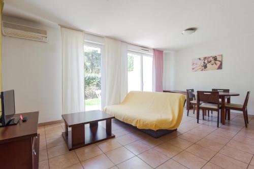 Llit o llits en una habitació de Zenitude Hôtel-Résidences Toulon Six Fours
