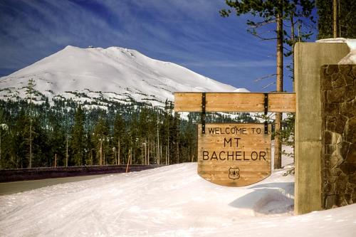 a sign that says i welcome to mt backleton in the snow at Sisters Tollgate Retreat with Hot Tub & WiFi in Sisters