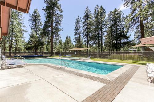 an image of a swimming pool in a house at Sisters Tollgate Retreat with Hot Tub & WiFi in Sisters