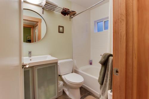 uma casa de banho com um WC, um lavatório e um espelho. em Netarts Bay and Ocean Views em Netarts