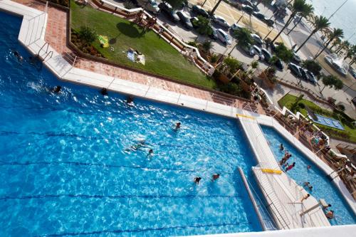 una vista aérea de una piscina con gente nadando en ella en LOS INFANTES 7-5-24, en Sanlúcar de Barrameda