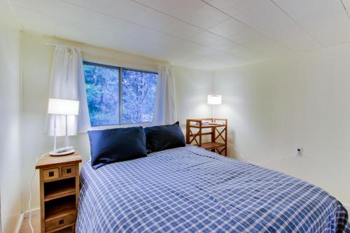 Een bed of bedden in een kamer bij Ridge Path Cottage