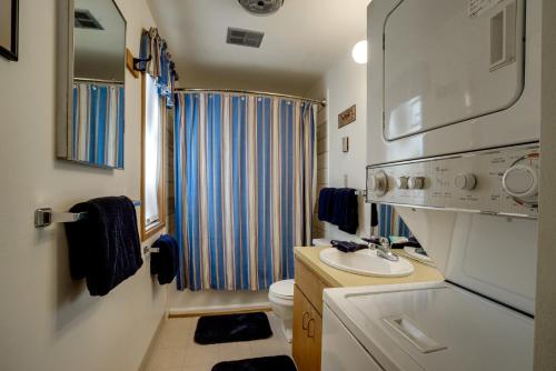 un piccolo bagno con un water e un lavandino di Big Meadow View a Black Butte Ranch