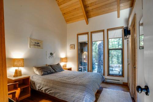 una camera da letto con un letto e una grande finestra di Big Meadow View a Black Butte Ranch